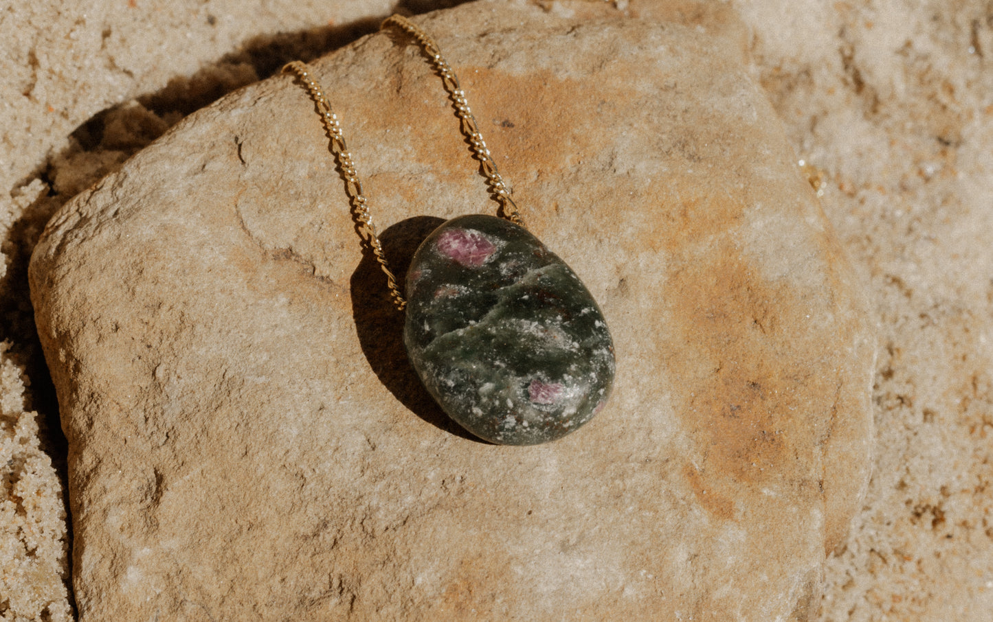 HEARTSTONE · Fuchsit-Rubin Trommelstein