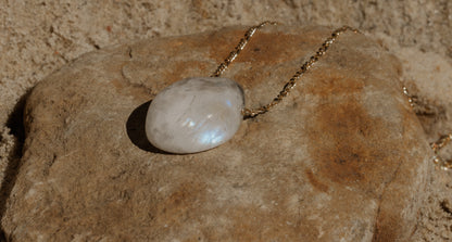 LUMINOUS · weißer Labradorit Trommelstein Kette